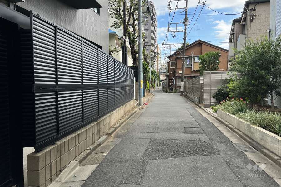 敷地の南西側前面道路（北西側から）