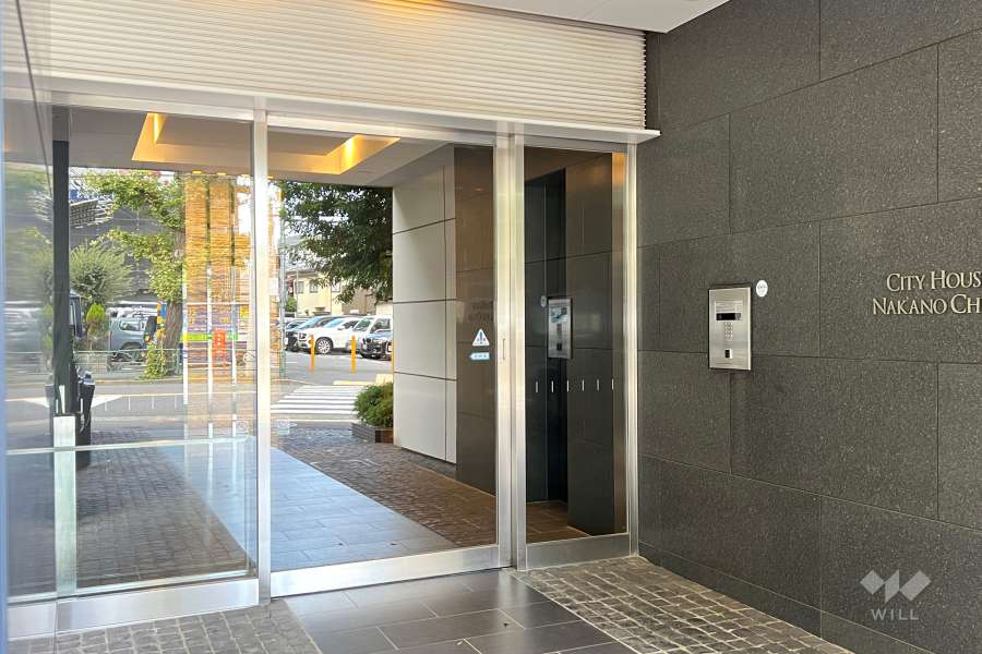 エントランスはオートロック付きです。