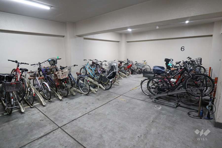 屋内に設けられた駐輪場