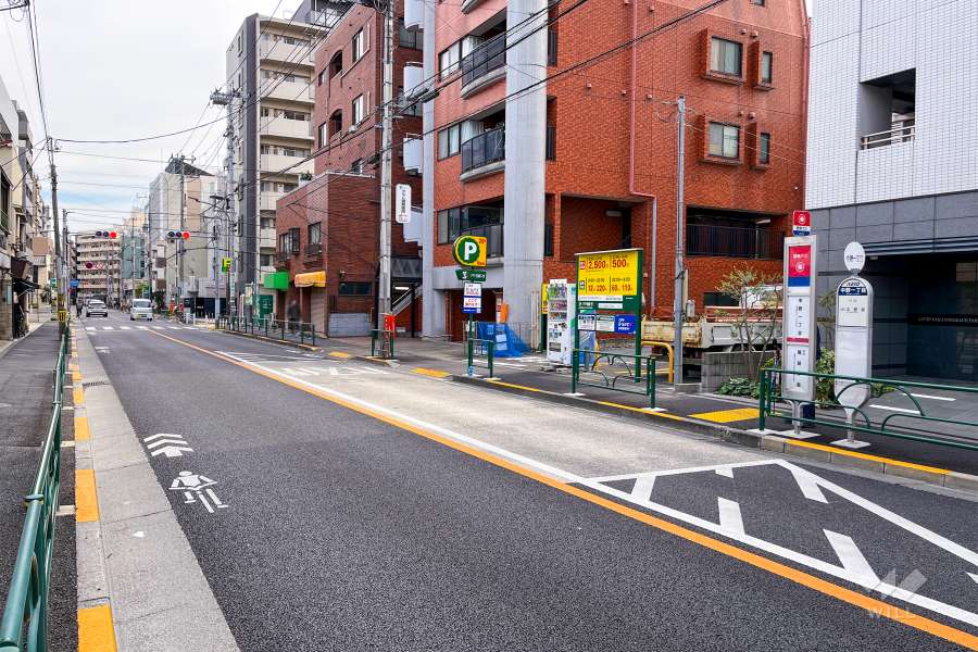 敷地北側の前面道路（西側から）