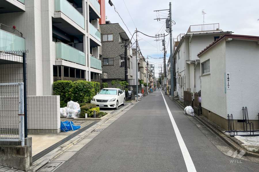 敷地南側の前面道路（西側から）