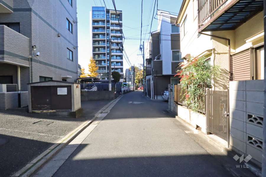 敷地北側の前面道路（東側から）