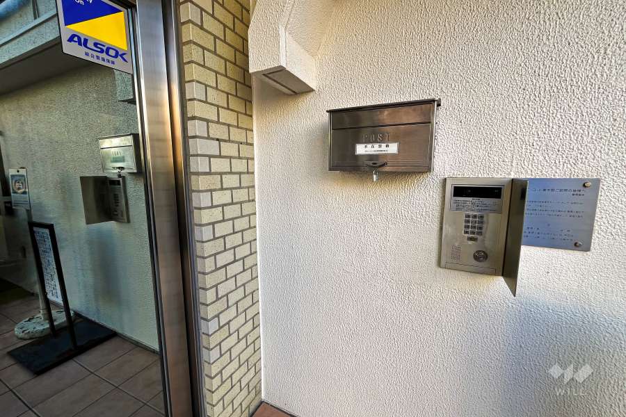 エントランスはオートロック付きです。