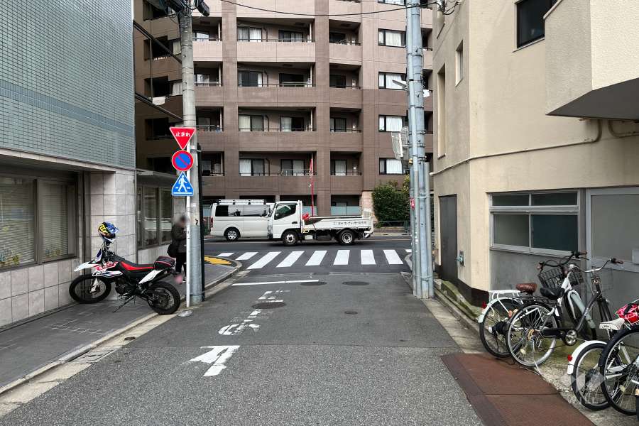 敷地西側の前面道路（南側から）