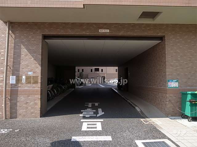 駐車場入口（ロボットゲート付き）