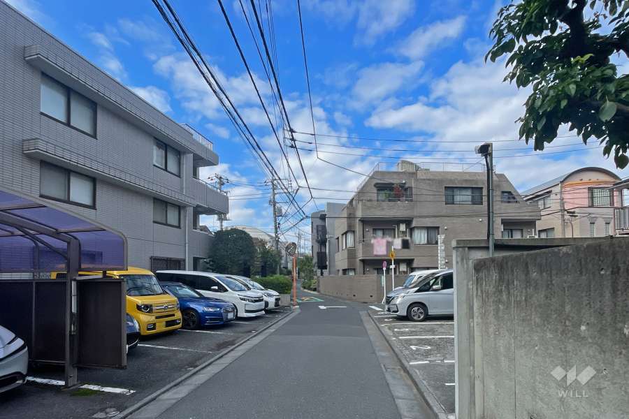 敷地北側の前面道路（東側から）