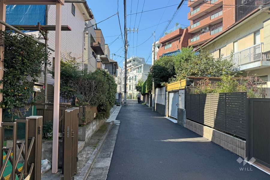 敷地の南側前面道路（東側から）