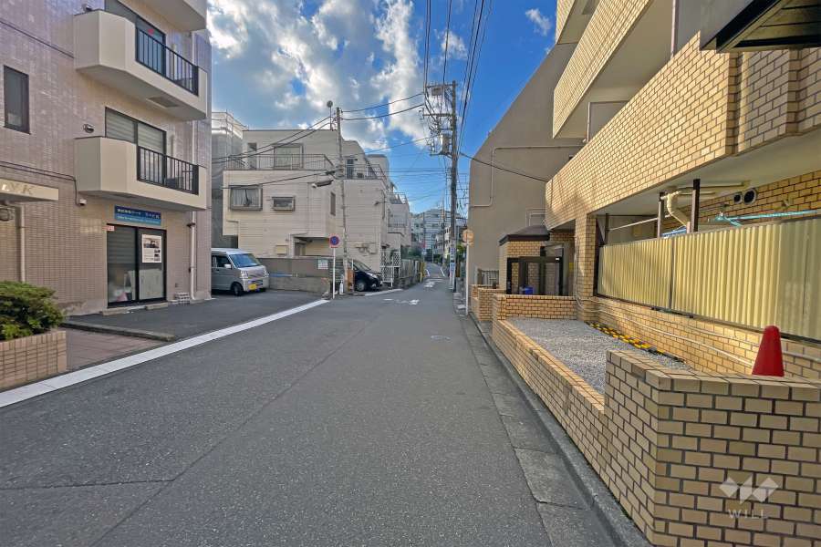 敷地の南側前面道路（東側から）