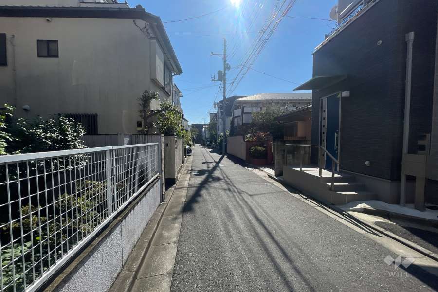 敷地の西側前面道路（北側から）