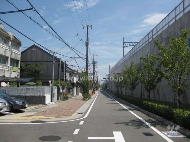 マンション南側にはＪＲ神戸線が通っています。