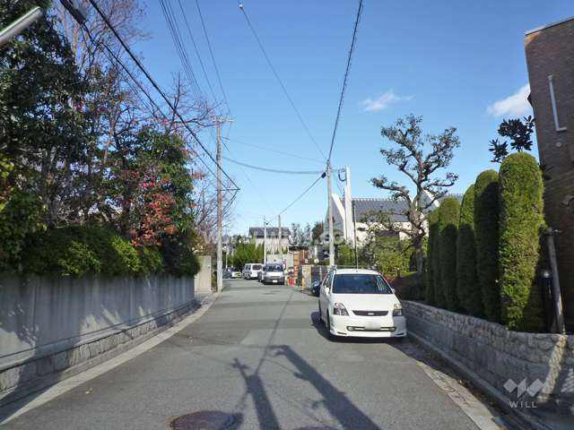 敷地西側の前面道路