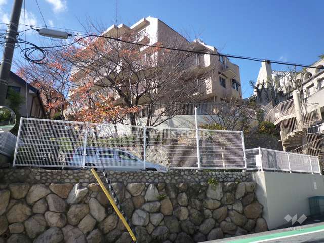 夙川南郷町ハウスの遠景。周辺は閑静な住宅地です。