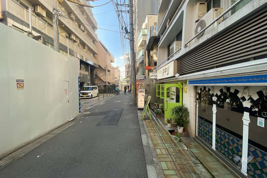 敷地南東側の前面道路（北東側から）