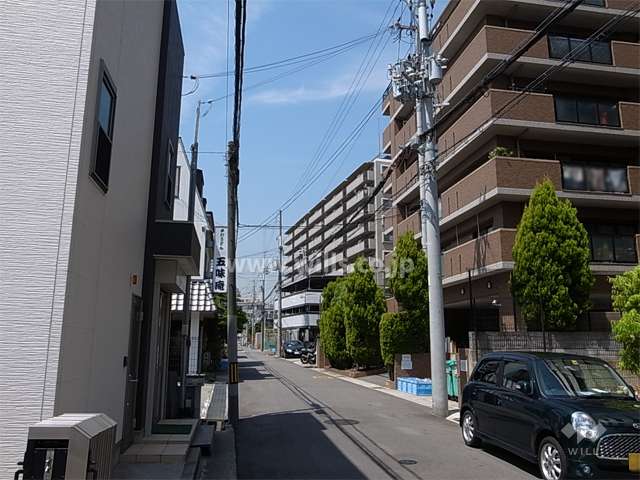 敷地南側の前面道路。南側にはサブのエントランスがあります。