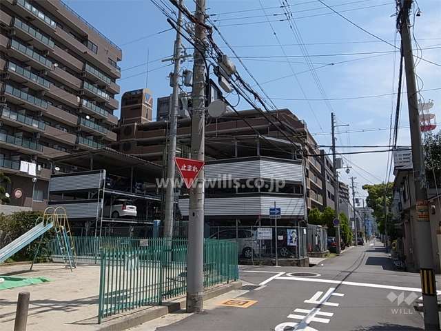 敷地南側はマンションと一戸建てが混在する静かな住宅地です。