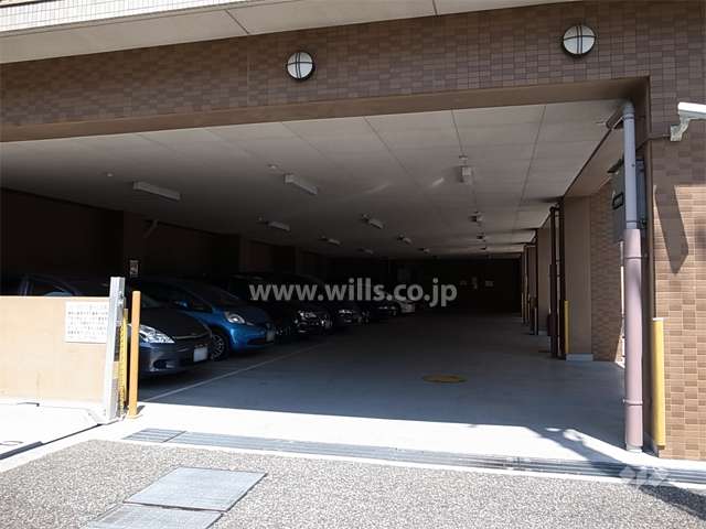 敷地内駐車場（屋内平面式と屋外機械式とがあります）