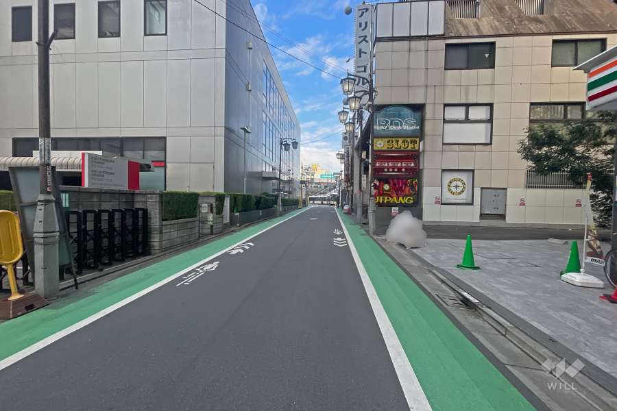 敷地の西側前面道路はファミリーロードです（南側から）。