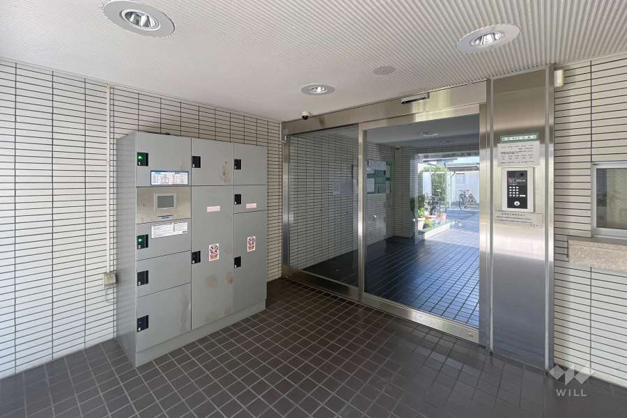 エントランスはオートロック付きです。