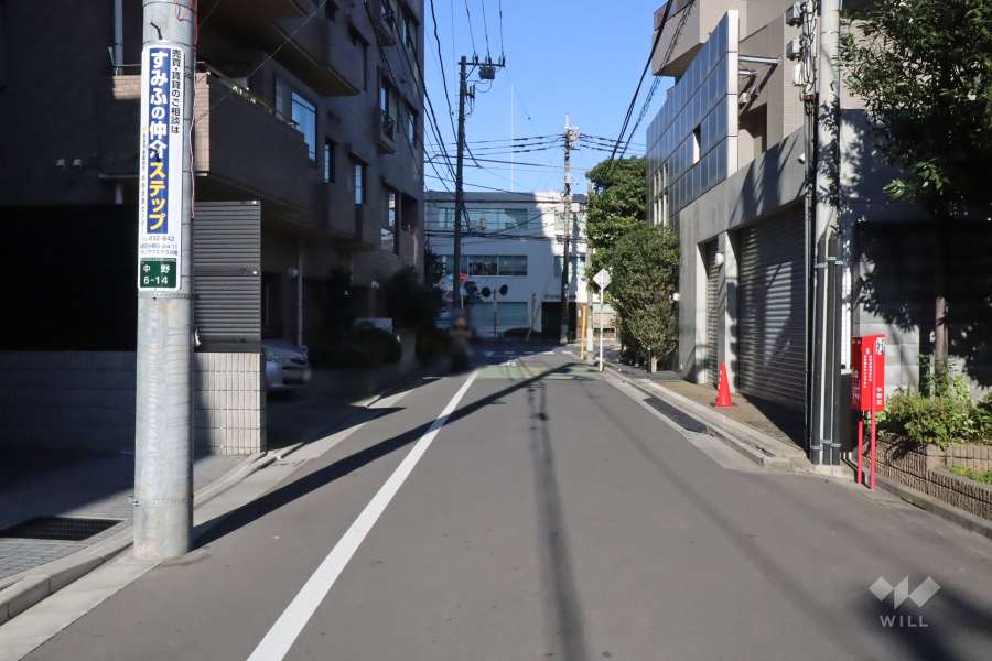 敷地西側の前面道路