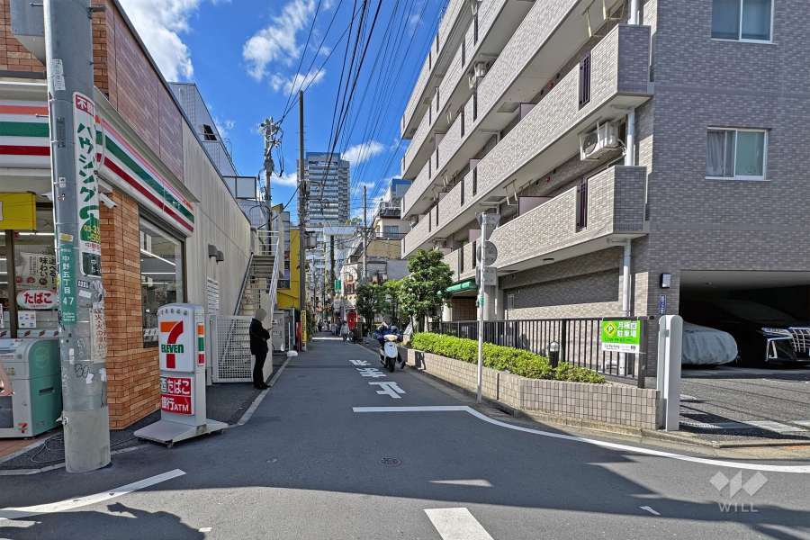 敷地の南側前面道路（東側から）
