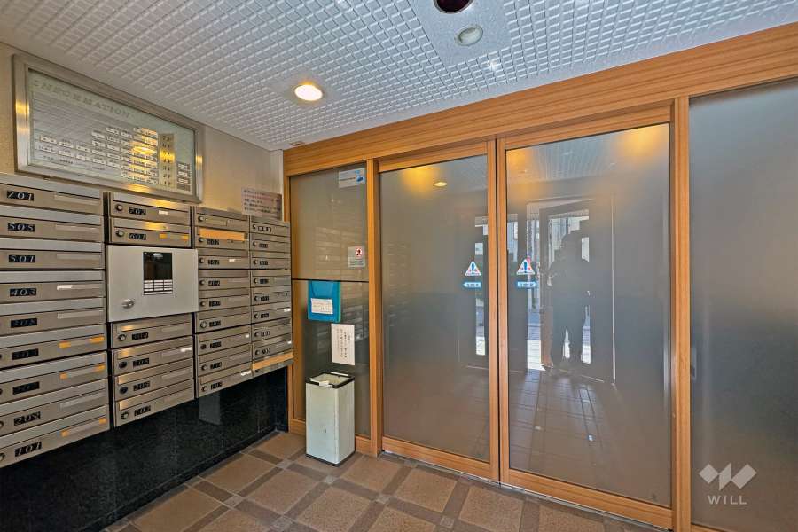 エントランスはオートロック付です。