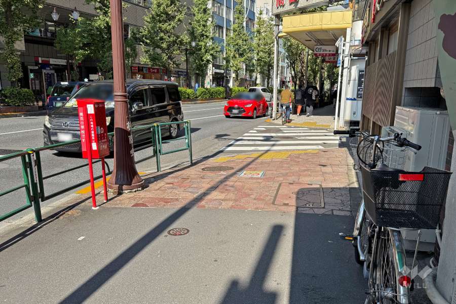 敷地西側の前面道路（南側から）