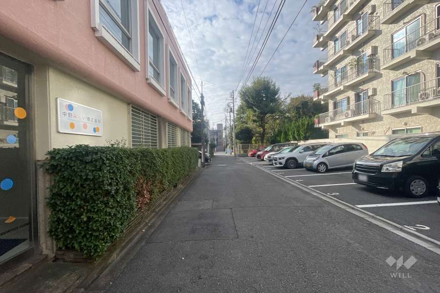 敷地東側の前面道路