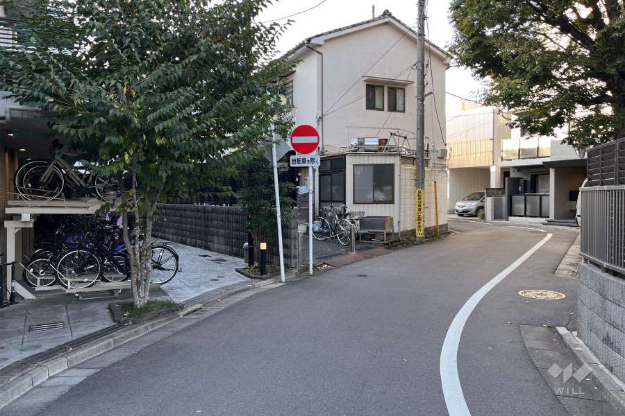 敷地北側の前面道路（東側から）