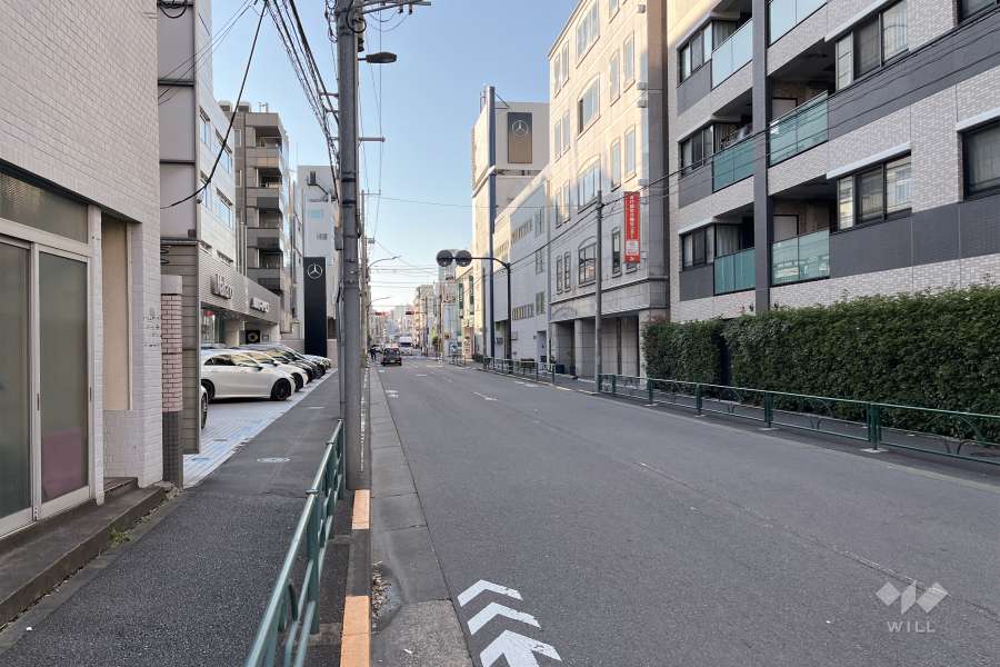 敷地南側の前面道路（東側から）