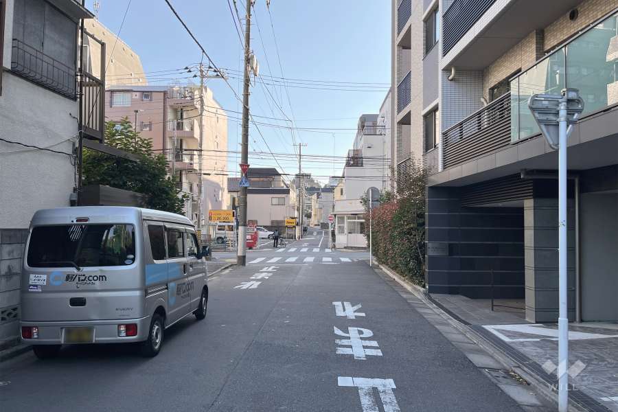 敷地東側の前面道路（北側から）