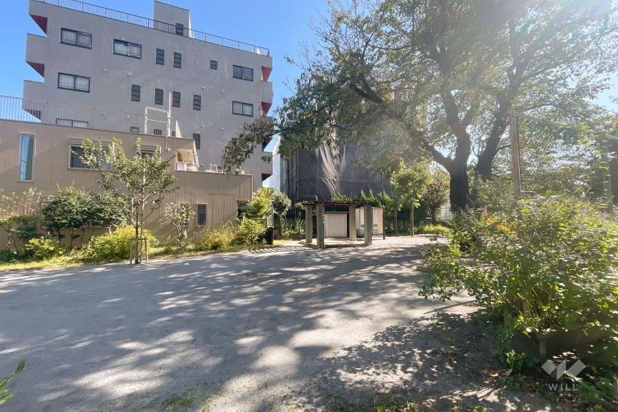 敷地に隣接した『中野区立すみれ公園』