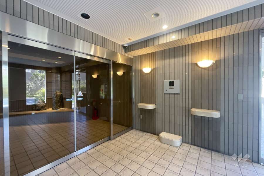 エントランスはオートロック付きです。