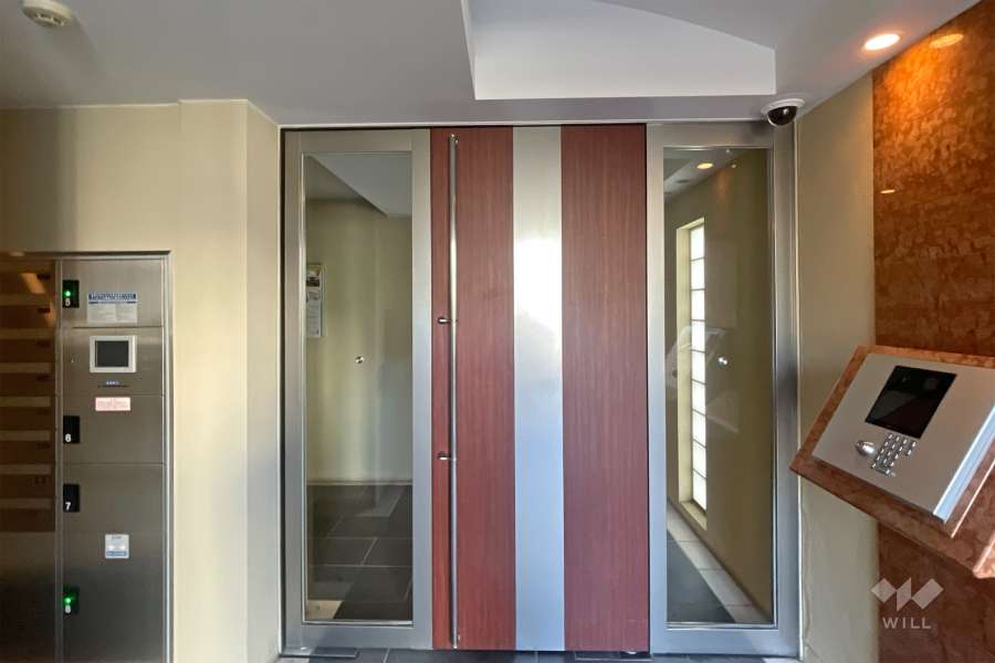 エントランスはオートロック付きです。