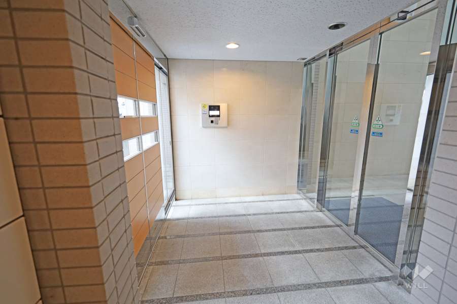 エントランスはオートロック付きです。