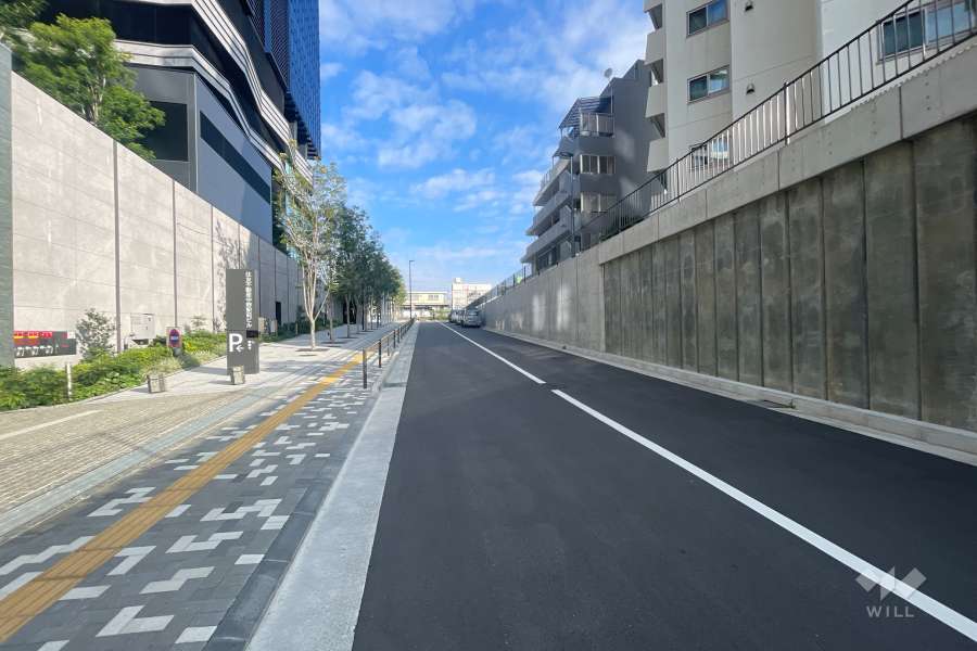 敷地西側の前面道路