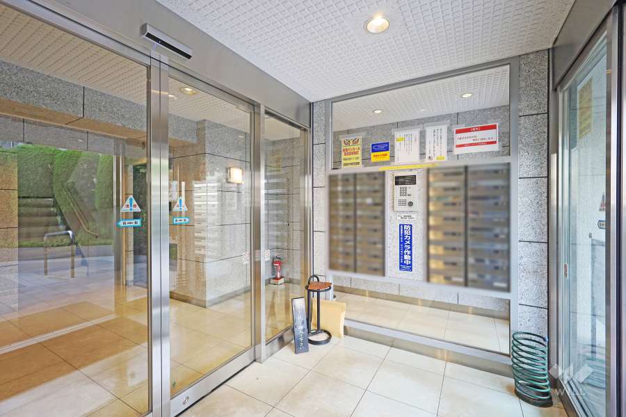 エントランスはオートロック付きです。