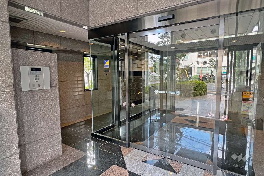 エントランスはオートロック付きです。