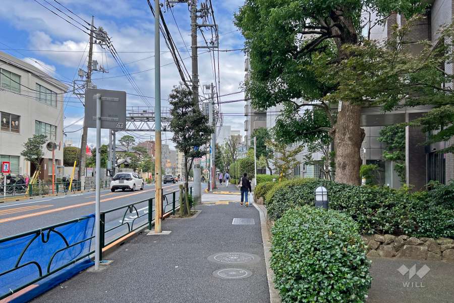 敷地の北側前面道路は早稲田通りです（西側から）。