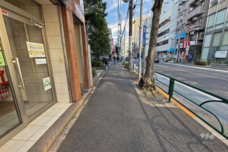 敷地北側の前面道路（東側から）