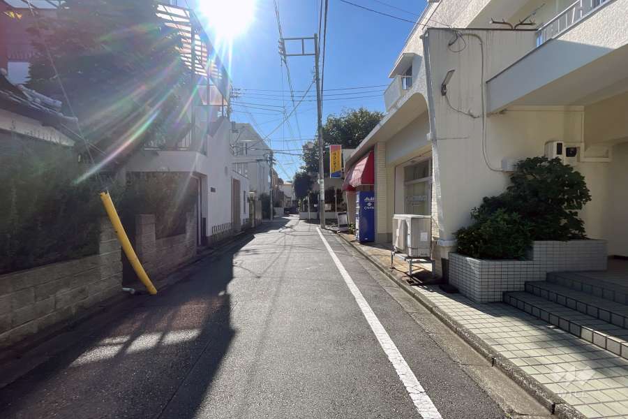 敷地の東側前面道路（北側から）