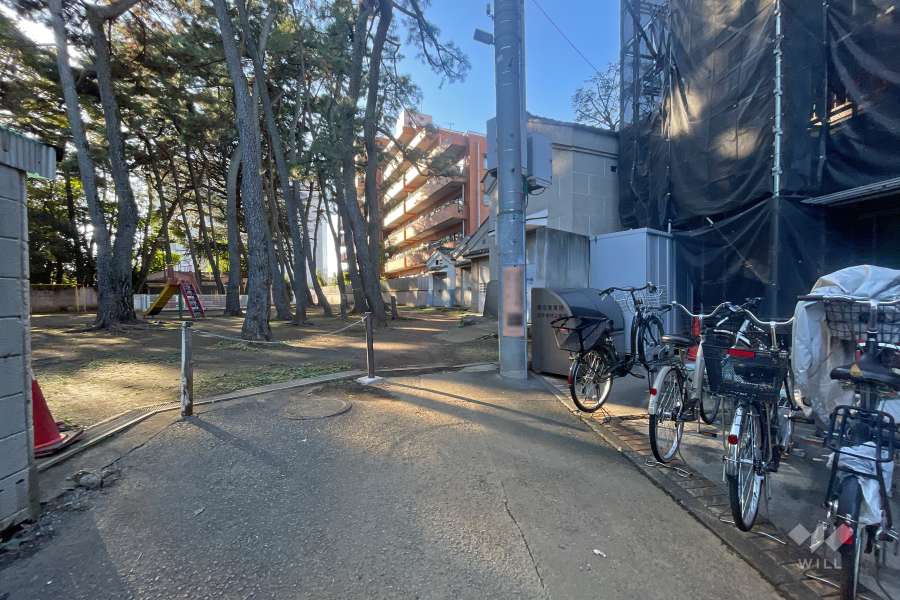 敷地南側の前面道路（東側から）