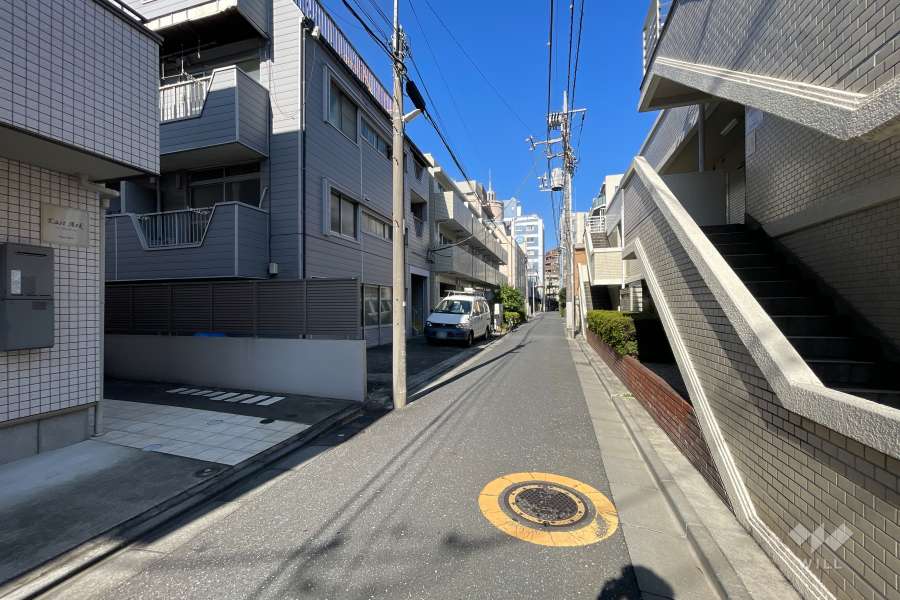 敷地西側の前面道路（南側から）