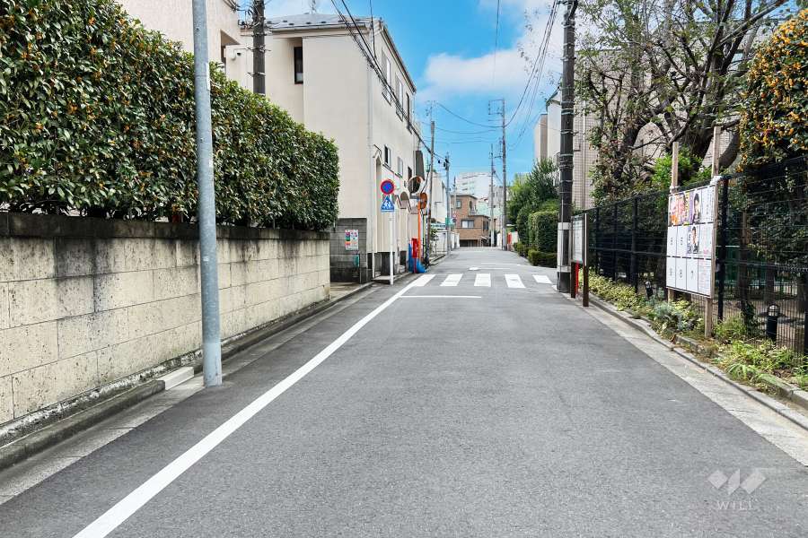 敷地の北西側前面道路（北東側から）