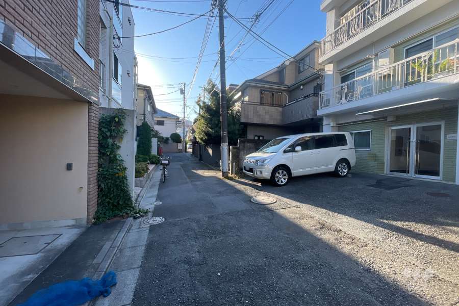 敷地の南側前面道路（東側から）