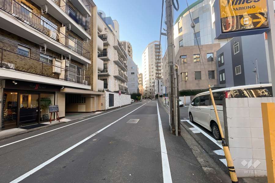 敷地北側の前面道路（東側から）