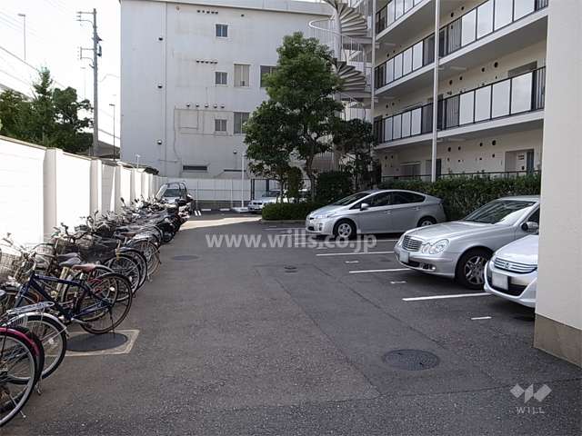 敷地内駐車場（屋外平面式）と駐輪場
