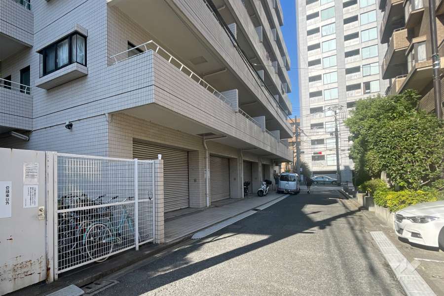 敷地内駐車場（屋内平面式・シャッター付き）