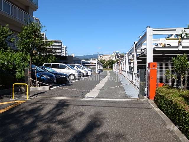 駐車場入り口はロボットゲート付きです。