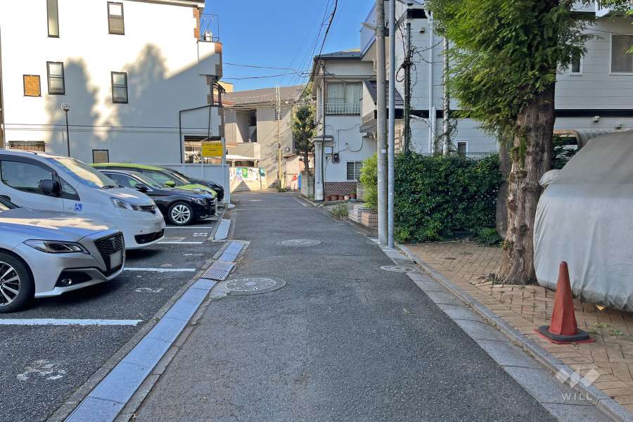 敷地北側の前面道路（西側から）