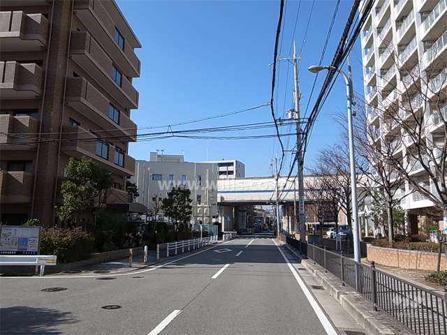 敷地北側の前面道路。二車線の通りですが、交通量は少なめです。